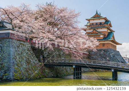高島城塔上裝飾著櫻花 125432139