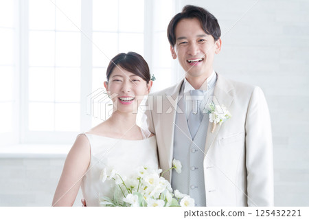 Bride and groom having a wedding Bride and groom having a wedding 125432221