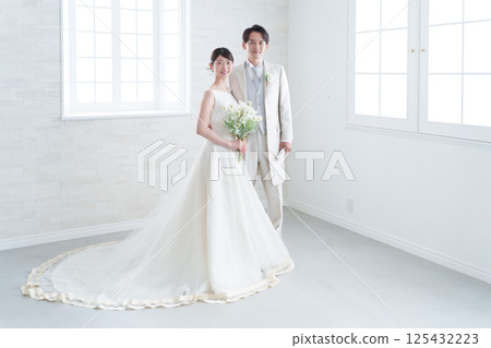 Bride and groom having a wedding 125432223