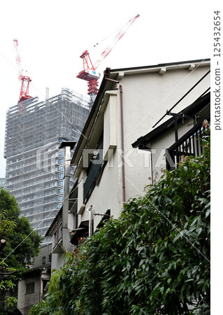 舊住宅區正在興建的高樓景觀 舊住宅區正在興建的高樓景觀 125432654