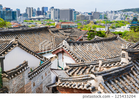 Seoul: Old and new urban landscapes: Korean-style tiled roofs and skyscrapers Seoul: Old and new urban landscapes: Korean-style tiled roofs and skyscrapers 125433204