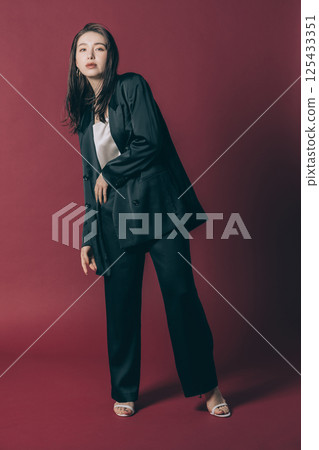 酷時尚的女人 125433351