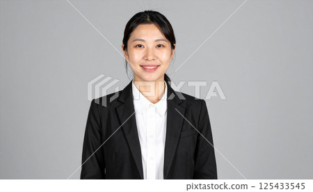 平靜微笑的女商人 125433545