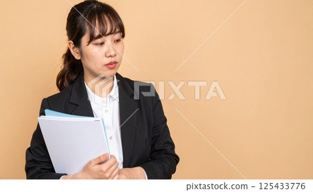 A serious expression business woman A serious expression business woman 125433776