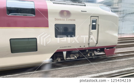 Sunrise Seto and Izumo running parallel to the Shinkansen 125434219