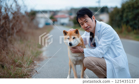 A veterinarian in the countryside captures a lost Shiba Inu A veterinarian in the countryside captures a lost Shiba Inu 125435137