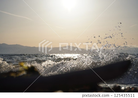 夕陽的光芒映照在湖面上，波光粼粼 125435511