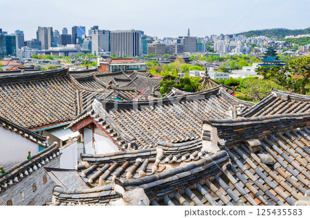 Seoul: Retro and modern cityscape: Korean-style tiled roofs and skyscrapers 125435583