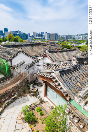Seoul: Retro and modern cityscape: Hanok and skyscrapers Seoul: Retro and modern cityscape: Hanok and skyscrapers 125435584