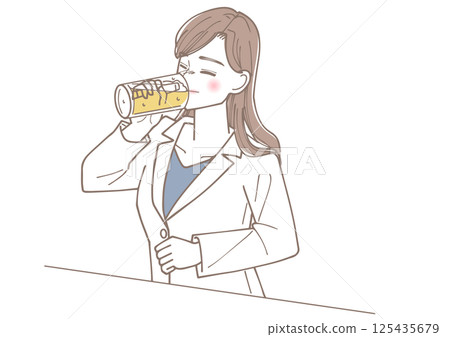 女性辦公室職員喝啤酒的插圖 125435679