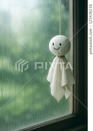 照照坊與雨滴玻璃 - 日本祈雨的場景（垂直畫面 4:5） 125436238