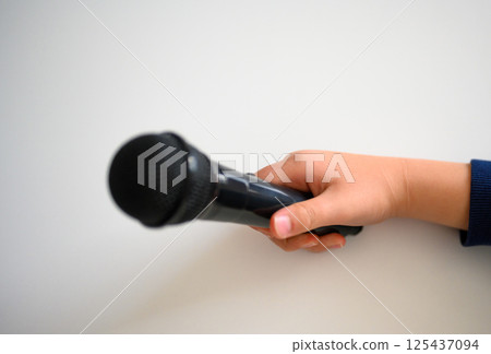 有麥克風的孩子 125437094