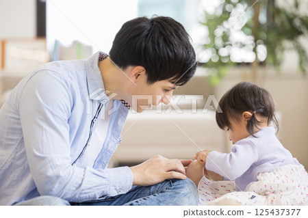 Family gathering, parents and children 125437377