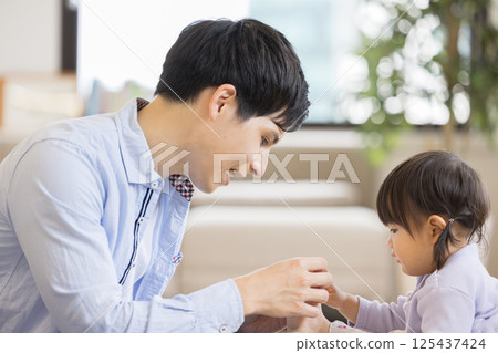 家庭聚會父母與孩子 家庭聚會父母與孩子 125437424