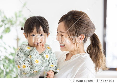 家庭聚會父母與孩子 125437503