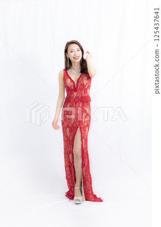 身著中式服飾、品味亞洲的女性 身著中式服飾、品味亞洲的女性 125437641