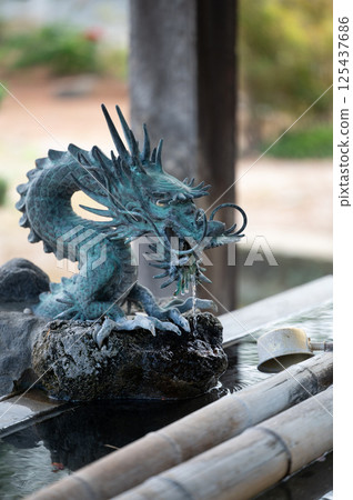 Dragon mouth of the shrine chozuya 125437686
