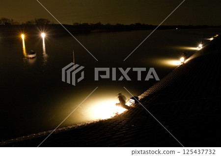 Glass eel fishing continues until late at night in the Tsuya River in Kaizu City, Gifu Prefecture. 125437732