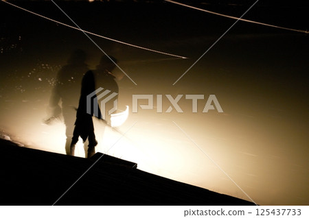 Glass eel fishing continues until late at night in the Tsuya River in Kaizu City, Gifu Prefecture. 125437733