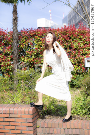 春天裡,一位婦女在城市裡漫步 春天裡,一位婦女在城市裡漫步 125437967
