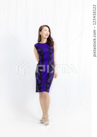 藍色禮服的婦女 125438122