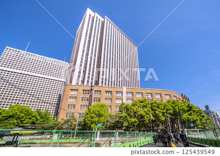 四月的日本東京城市景觀,俯瞰霞關政府區和文部科學省的綠地 四月的日本東京城市景觀,俯瞰霞關政府區和文部科學省的綠地 125439549