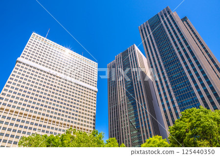 四月的日本東京城市景觀,俯瞰政府區的文部科學省和霞關大樓,綠樹成蔭 四月的日本東京城市景觀,俯瞰政府區的文部科學省和霞關大樓,綠樹成蔭 125440350