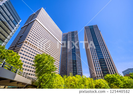 四月的日本東京城市景觀,俯瞰政府區的文部科學省和霞關大樓,綠樹成蔭 四月的日本東京城市景觀,俯瞰政府區的文部科學省和霞關大樓,綠樹成蔭 125440582