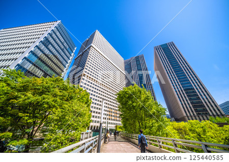 四月的日本東京城市景觀，俯瞰政府區的文部科學省和霞關大樓，綠樹成蔭 125440585