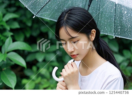拿著傘的婦女 125440736