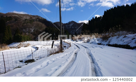 穿過雪地 125440802
