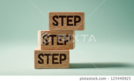 對角堆疊的木塊顯示生長階段|薄荷綠 125440925