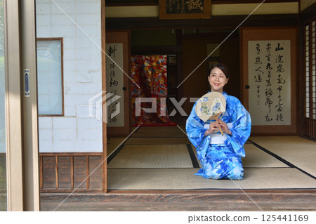 浴衣的一名年輕女子 浴衣的一名年輕女子 125441169