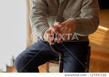 佈滿皺紋的老手 125441188