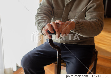 Wrinkled old hands 125441189