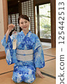 浴衣的一名年輕女子 125442513