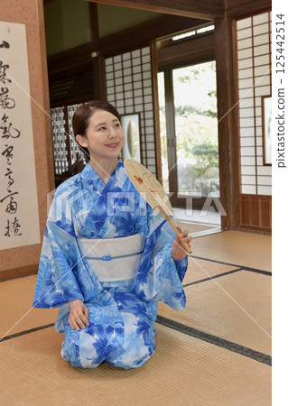 浴衣的一名年輕女子 125442514