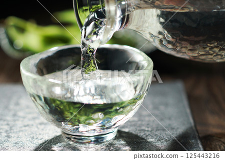 倒入清酒和毛豆 倒入清酒和毛豆 125443216