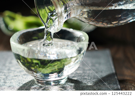 倒入清酒和毛豆 125443222