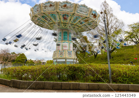 遊樂園遊樂設施 [旋轉鞦韆] 有旋轉鞦韆的遊樂場設備 125443349