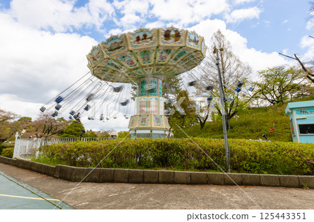 遊樂園遊樂設施 [旋轉鞦韆] 有旋轉鞦韆的遊樂場設備 125443351