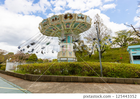 Amusement park attraction [Spinning swing] A playground equipment with a swing that spins around 125443352