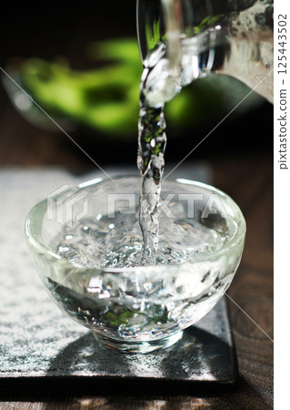 倒入清酒和毛豆 倒入清酒和毛豆 125443502