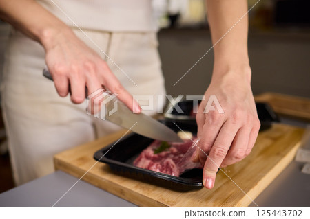 Mastering Skillful Meat Preparation Using a Very Sharp Knife for Culinary Excellence 125443702