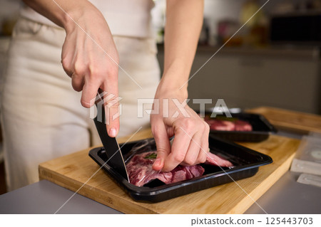 Mastering Skillful Meat Preparation Using a Very Sharp Knife for Culinary Excellence 125443703