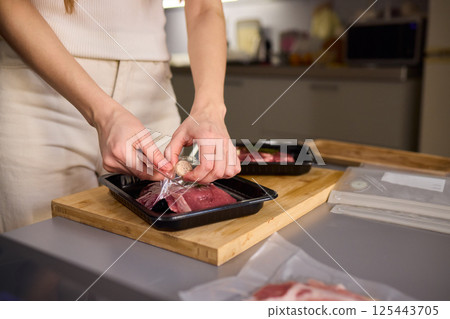 Mastering Skillful Meat Preparation Using a Very Sharp Knife for Culinary Excellence 125443705
