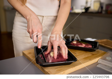 Mastering Skillful Meat Preparation Using a Very Sharp Knife for Culinary Excellence 125443706