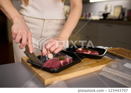 Mastering Skillful Meat Preparation Using a Very Sharp Knife for Culinary Excellence 125443707