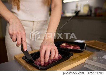 Mastering Skillful Meat Preparation Using a Very Sharp Knife for Culinary Excellence 125443708