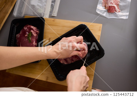 Mastering Skillful Meat Preparation Using a Very Sharp Knife for Culinary Excellence 125443712